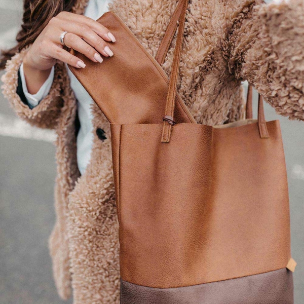 Shopper Braun und Dunkelbraun Detailaufnahme mit separater Tasche