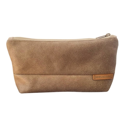 Schminktasche Hellbraun | Taupe Lederfaserstoff Bowleanies auf weißem Hintergrund