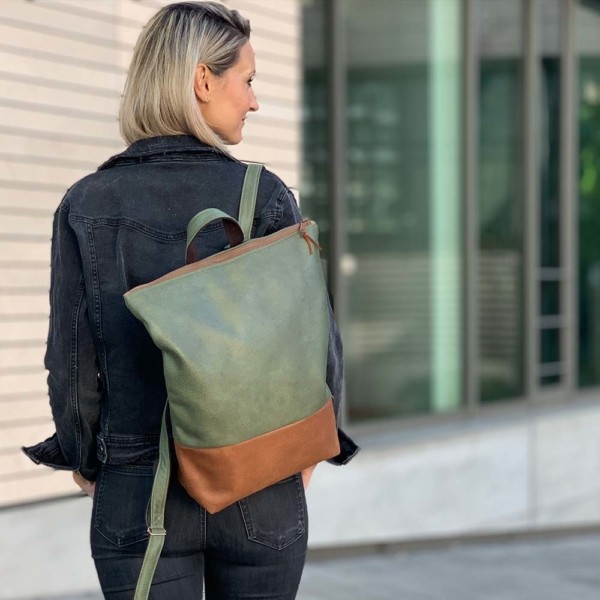 Nachhaltiger Rucksack aus Leder Faserstoff in Khaki und Braun - auf dem Rücken getragen