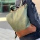 Nachhaltiger Rucksack aus Leder Faserstoff in Khaki und Braun - In Aktion