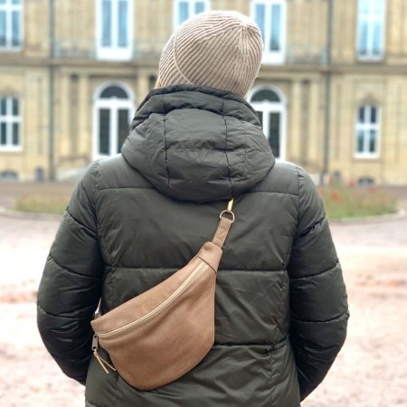 Nachhaltige Gürteltasche XXL Hellbraun aus Leder Faserstoff -crossbody getragen