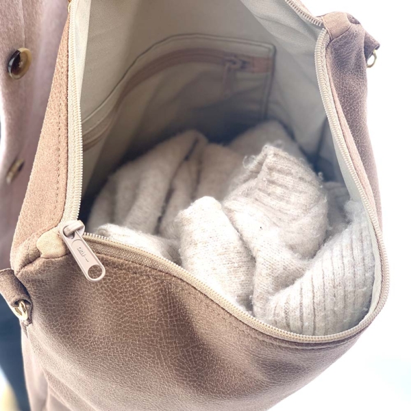 2 in 1 Rucksack-Tasche Hellbraun Nachhaltig in Aktion Innenansicht