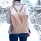 2 in 1 Rucksack-Tasche Hellbraun Nachhaltig in Aktion als Rucksack getragen