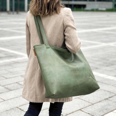 Mom Bag Khaki | Strandtasche | XXL Shopper | Totebag aus Leder Faserstoff | Fair und Nachhaltig | als Umhängetasche getragen