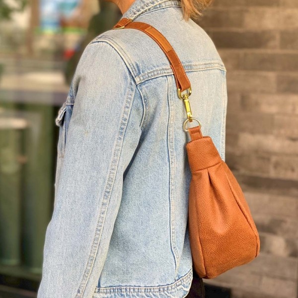 Moonbag Cognac Braun - Leder Faserstoff - Halbmondtasche - Nachhaltig - auf dem Rücken