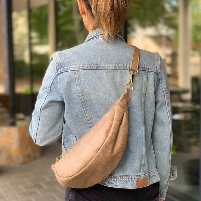 Moonbag Hellbraun - Leder Faserstoff - Halbmondtasche - Nachhaltig - Crossbody getragen