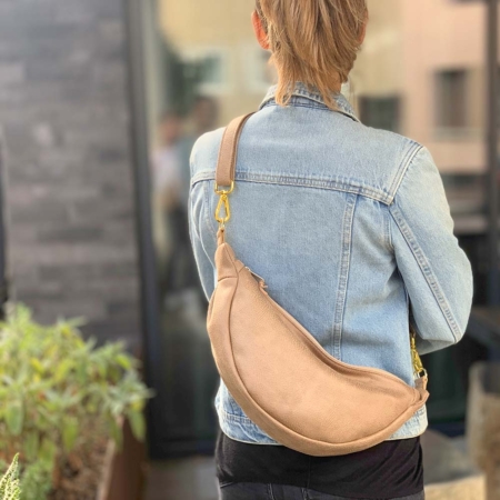 Moonbag Hellbraun - Leder Faserstoff - Halbmondtasche - Nachhaltig - auf dem Rücken