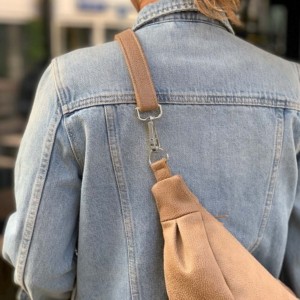 Moonbag Hellbraun - Leder Faserstoff - Halbmondtasche - Nachhaltig - Reißverschlusstasche - mit Silber - Detailansicht