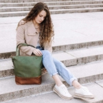 Lederfaserstoff Shopper - Khaki und Braun mit Silber in Aktion