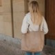 Mom Bag | Großer Shopper mit Reißverschluss - Hellbraun auf dem Rücken