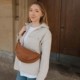 Moon Bag Braun Gold - vorne getragen