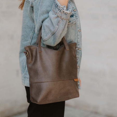 Mittelgroße Umhängetasche aus Lederfaserstoff - Nachhaltig - Dunkelgrau - In Aktion